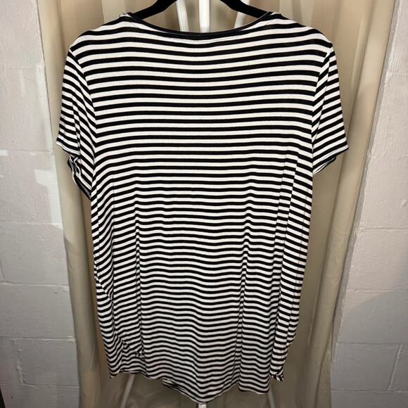 Apt 9 Women’s Black and White Striped Curved Hem T-Shirt XL - Picture 3 of 3